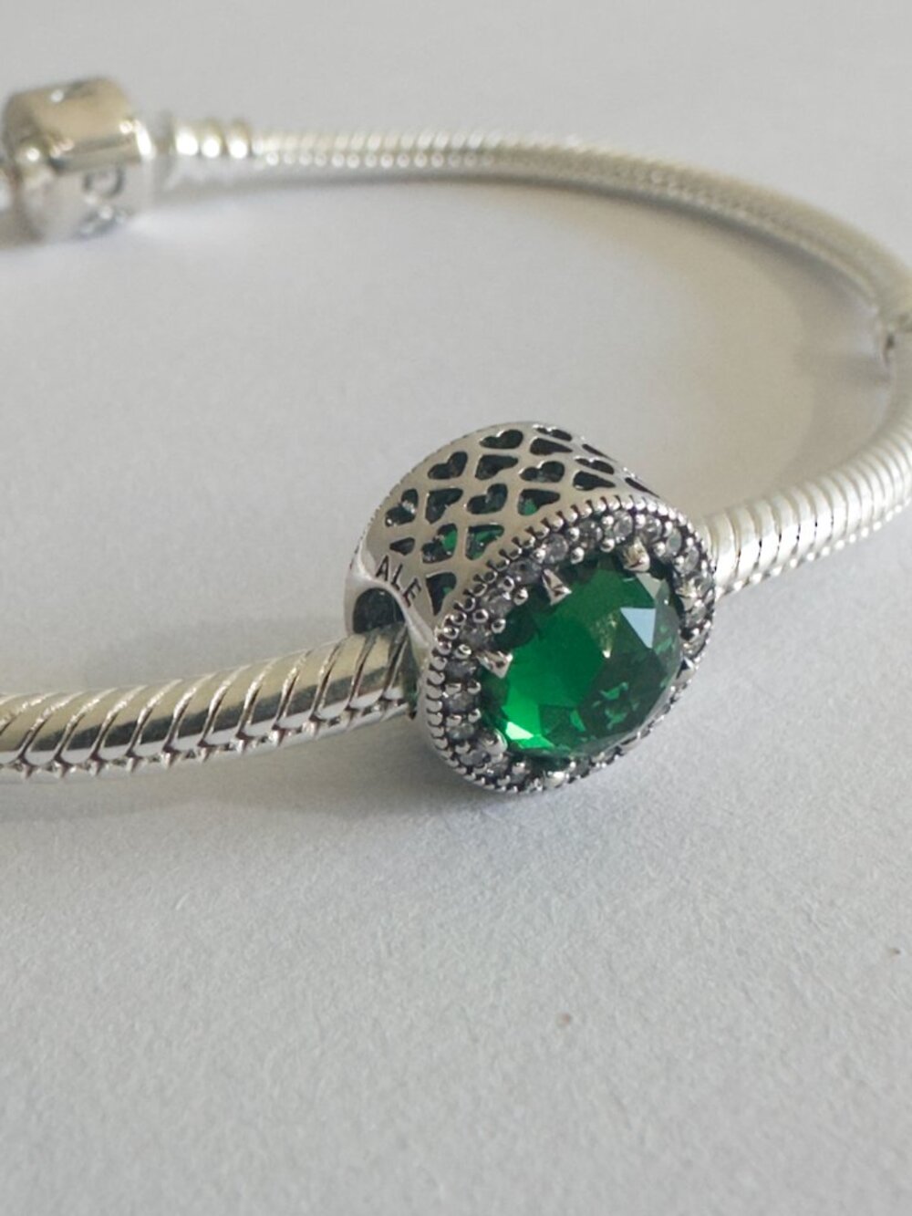 Authentic PANDORA Radiant Hearts Charm GREEN 925 Ale Silver - Picture 3 of 4